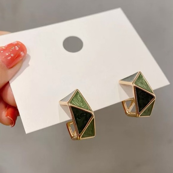 💚Insta green drop geometric earrings - Picture 2 of 5